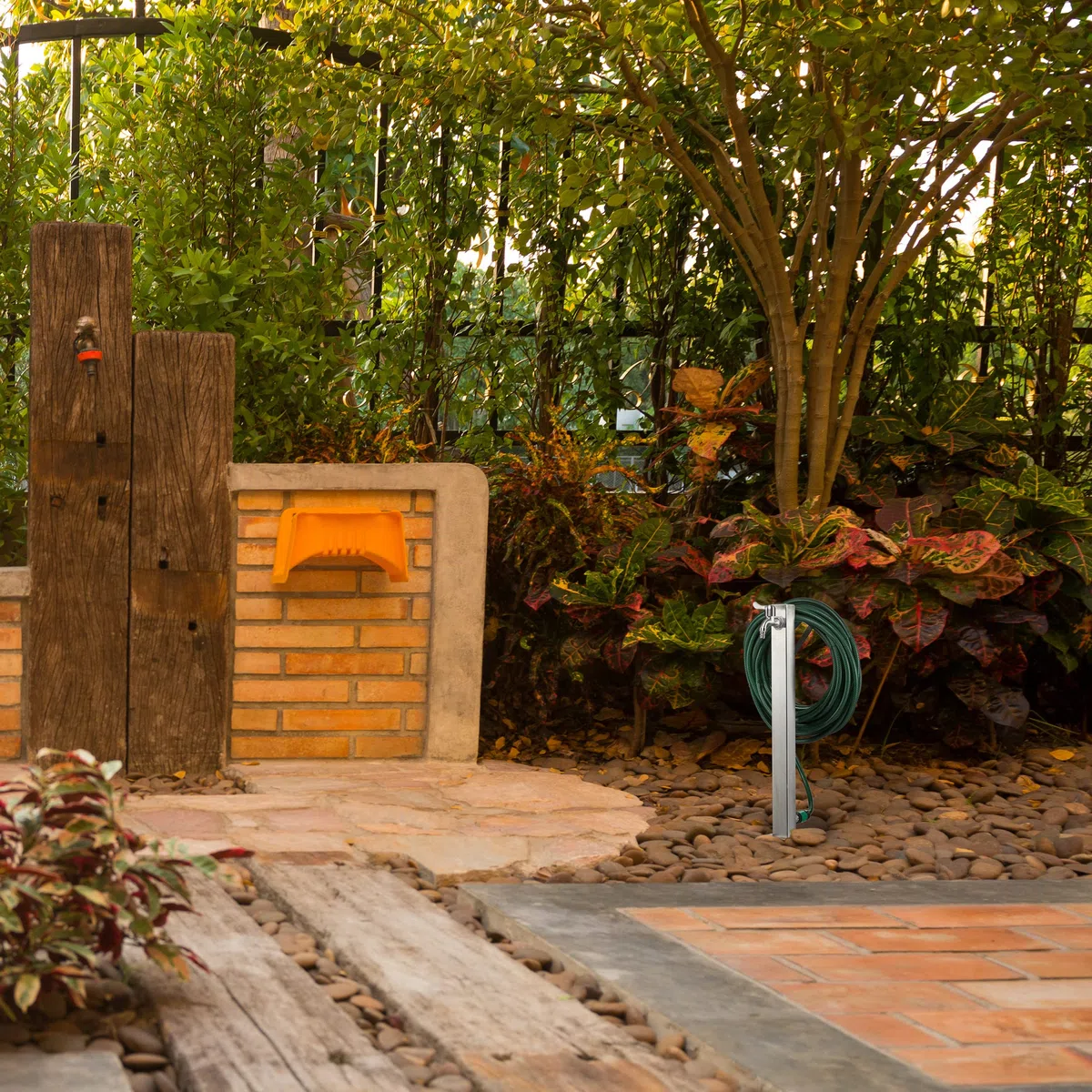Relaxdays Wasserzapfstelle, mit Erdspieß & Schlauchhalter, HBT 66x30x15 cm, Garten Wassersäule, eckig, Edelstahl, Silber