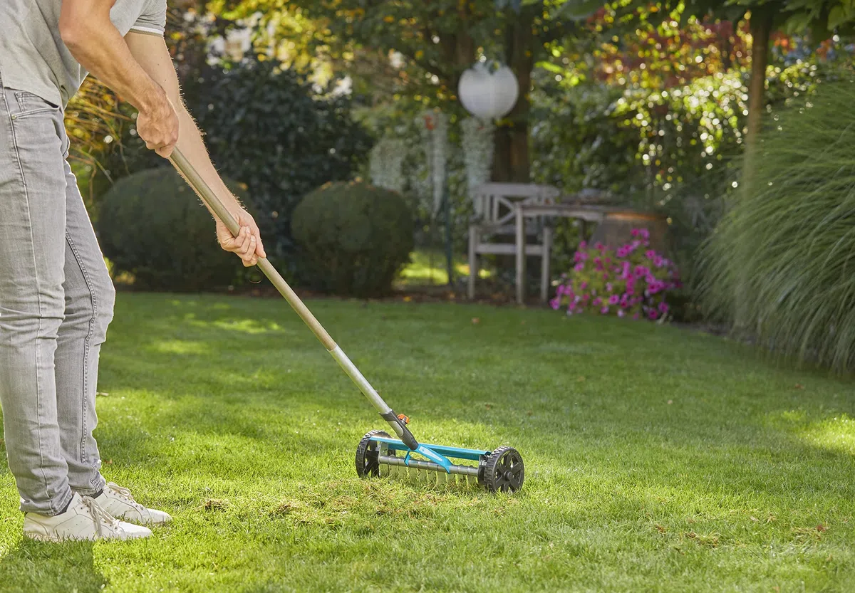 Gardena Classic Spindelmäher 400: Handrasenmäher mit 40cm Arbeitsbreite & combisystem-Vertikutier-Boy: Hand-Vertikutierer zur Beseitigung von Moos