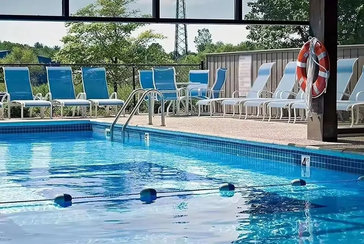 Schwimmende Pool-Sicherheitsteiler, Schwimmbahn-Linie mit zweifarbigen Bojen und Haken für Schwimmabgrenzung und Sicherheit