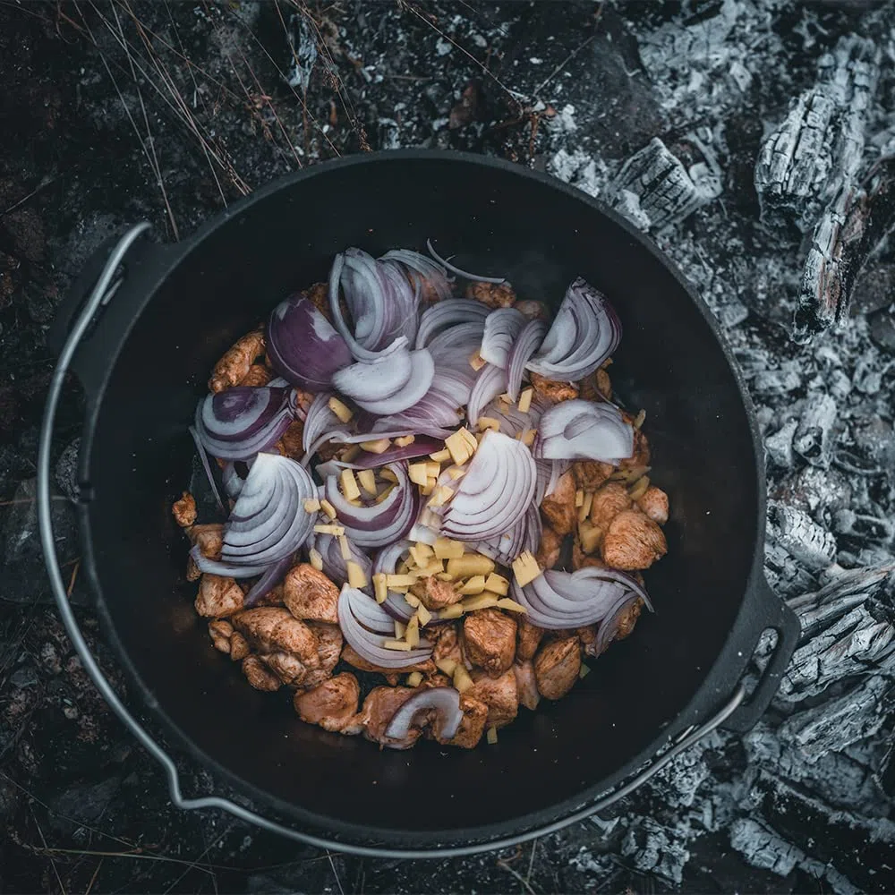 Petromax Feuertopf (Dutch Oven) Set´s (FT9, planer Boden) | Original Gusseisen | mit Deckelheber und Pflegepaste | ohne Einbrennen | Einsteiger-Set | robust & vielseitig