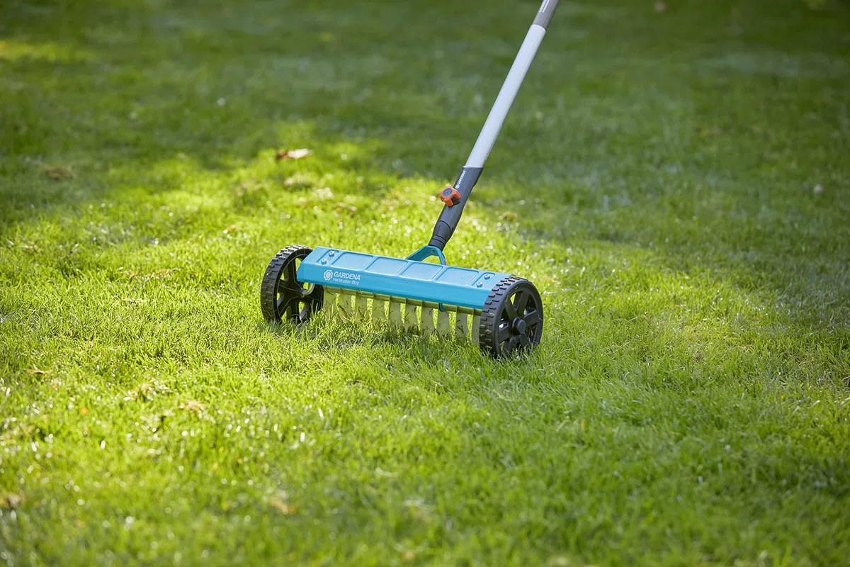 Gardena Classic Spindelmäher 400: Handrasenmäher mit 40cm Arbeitsbreite & combisystem-Vertikutier-Boy: Hand-Vertikutierer zur Beseitigung von Moos