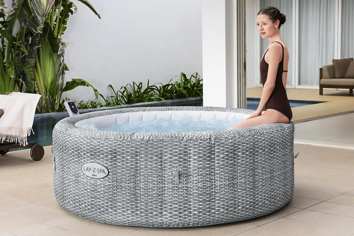 Bestway Lay-Z-SPA Energiespar-Whirlpool Bali AirJet, Ø196x71cm, 6 Personen, Heizung, Frostwächter, 140 AirJet-Düsen, App-Steuerung, UltraFit-Pumpeneinheit, Thermo-Abdeckung, Rattan, GS-Zertifiziert