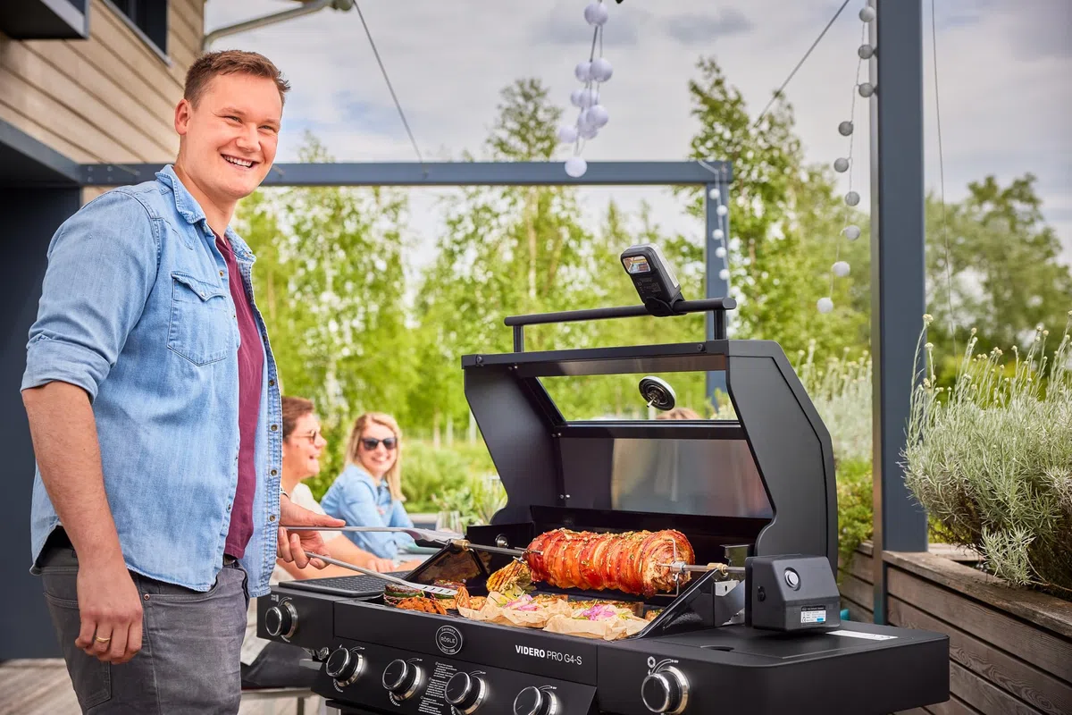 RÖSLE ALLFLAME Drehspieß, Rotisserie für Grill, Edelstahl 6-Kant-Spieß bis 10 kg, Elektromotor mit Netzteil, 3 U/min, silbern/schwarz