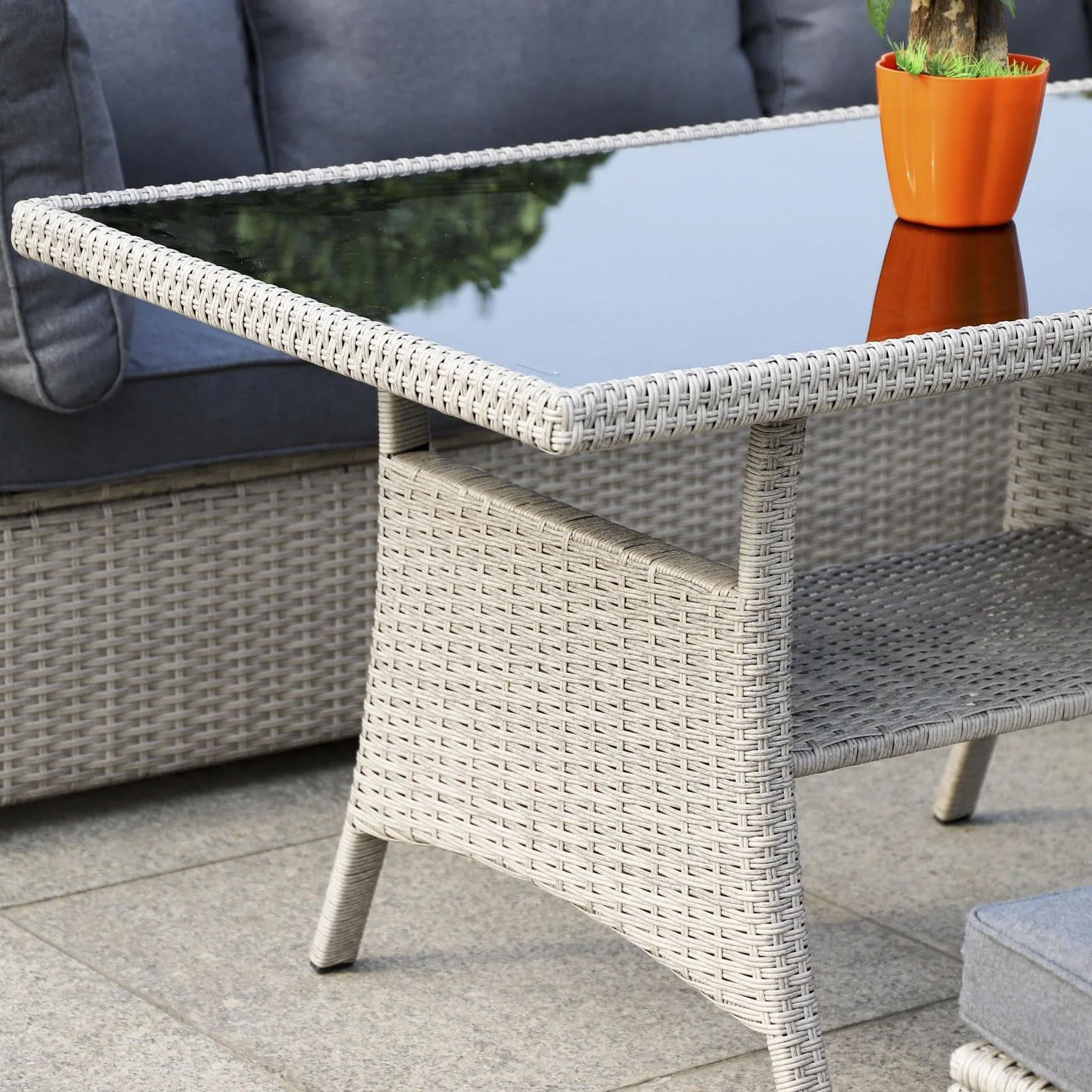 Polyrattan Gartentisch 120x70x68cm mit Ablage Glas Tischplatte Wetterfest Garten Terrasse Balkon Tisch Esstisch Gartenmöbel (Beige)