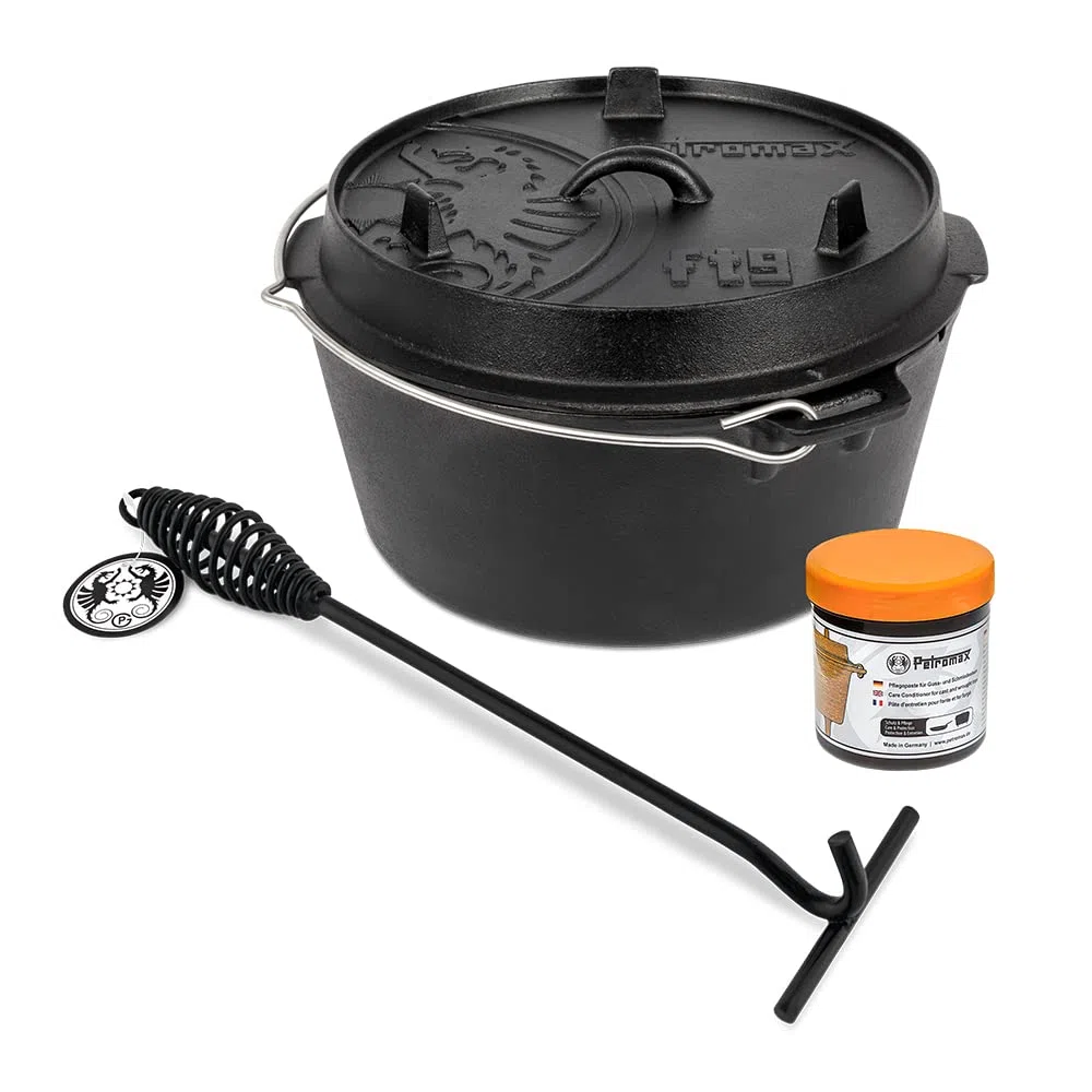 Petromax Feuertopf (Dutch Oven) Set´s (FT9, planer Boden) | Original Gusseisen | mit Deckelheber und Pflegepaste | ohne Einbrennen | Einsteiger-Set | robust & vielseitig