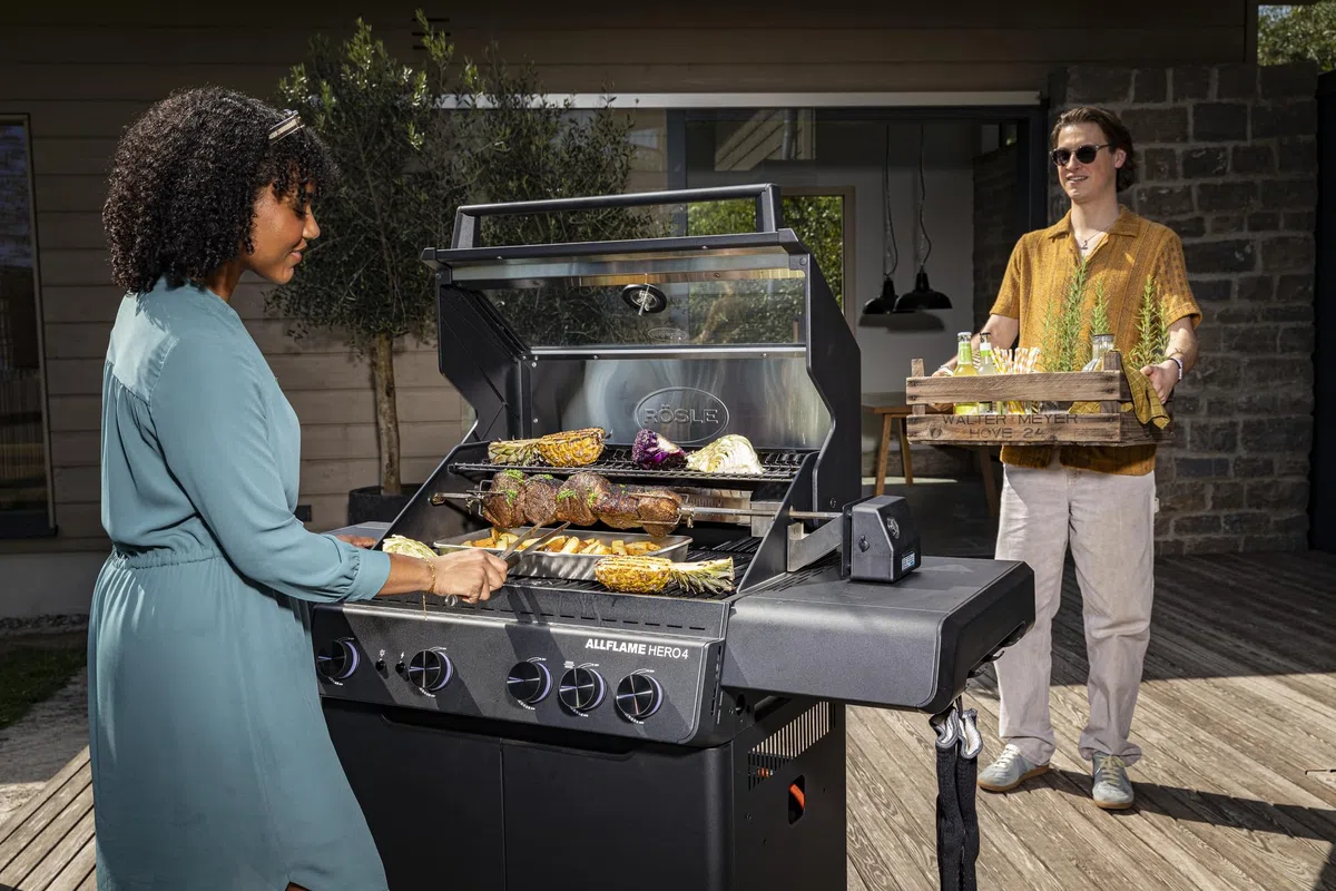 RÖSLE ALLFLAME Drehspieß, Rotisserie für Grill, Edelstahl 6-Kant-Spieß bis 10 kg, Elektromotor mit Netzteil, 3 U/min, silbern/schwarz