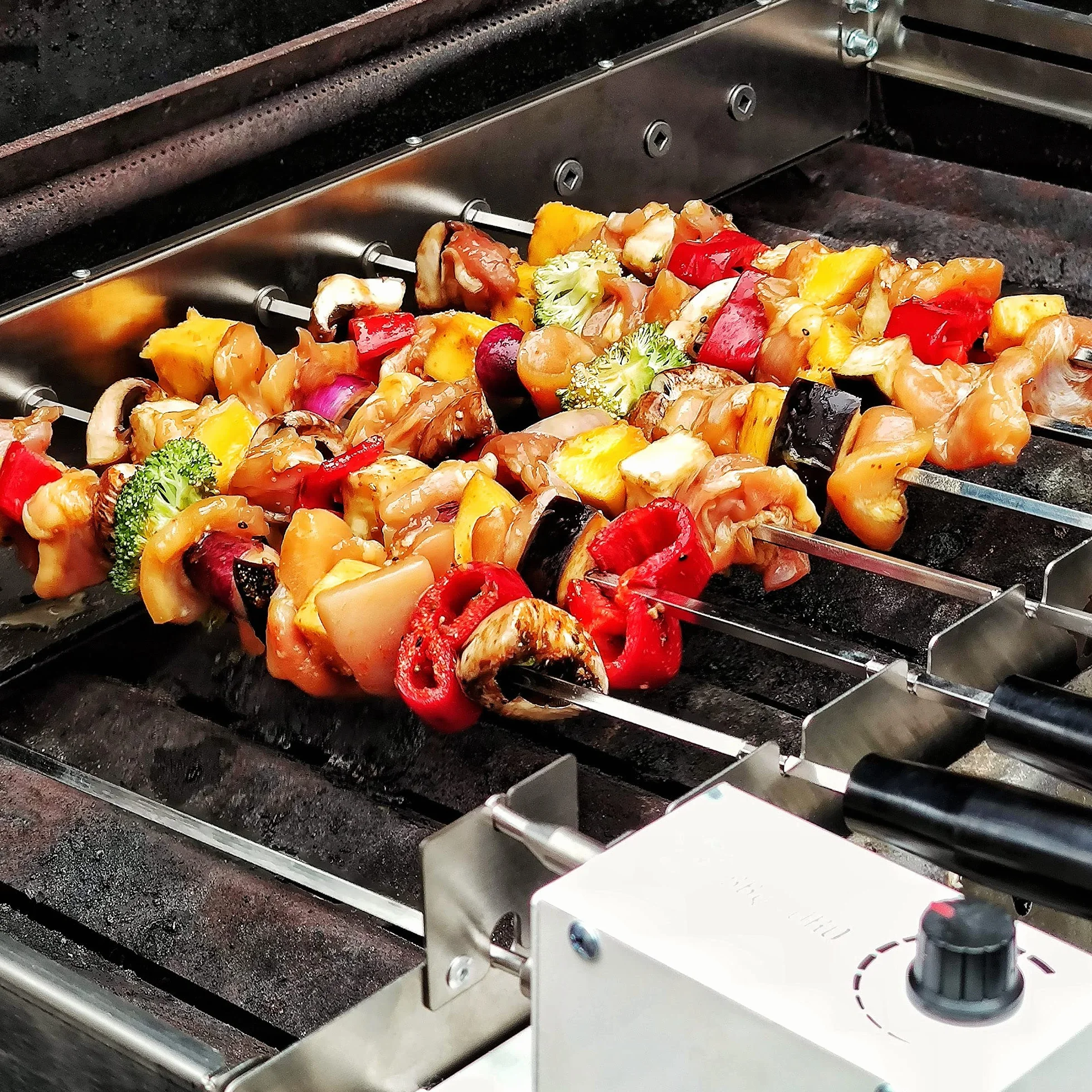 BBQ-Toro elektrischer Spiessdreher | Edelstahl Drehspiess Aufsatz mit 10 Spießen und Motor | größenverstellbar (B) 58 x (T) 26-40 cm | mit Netzstecker und USB | Mangal Schaschlik