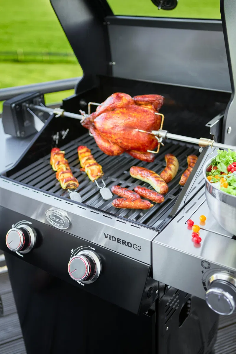 RÖSLE ALLFLAME Drehspieß, Rotisserie für Grill, Edelstahl 6-Kant-Spieß bis 10 kg, Elektromotor mit Netzteil, 3 U/min, silbern/schwarz