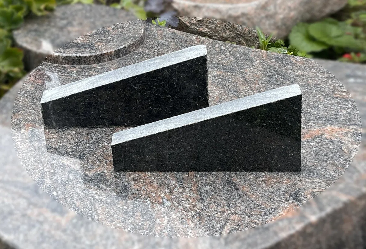 Grabplatte mit Inschrift aus Granit, personalisierbar Gedenktafel für Urnengrab, Grabstein für 1-2 Pers., Urnengrabstein N7 (30x40cm mit Stützen)
