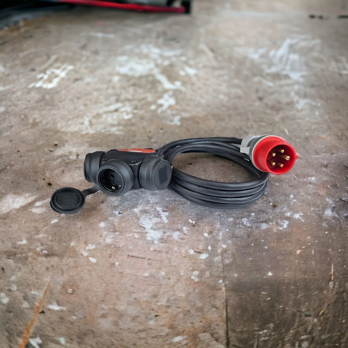RoadEu CEE Starkstrom Adapter, CEE Stecker 32A, 380V auf 220V Adapter, 3X 220V Schuko Kupplung, 5x2,5mm Gummikabel 0,5 Meter. Adapter 32A auf 230V. Starkstrom Verteiler