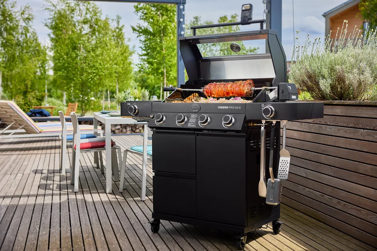 RÖSLE ALLFLAME Drehspieß, Rotisserie für Grill, Edelstahl 6-Kant-Spieß bis 10 kg, Elektromotor mit Netzteil, 3 U/min, silbern/schwarz