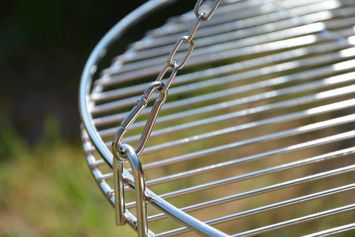 Dreibein Schwenkgrill inkl. 60 cm Edelstahl-Rost aus deutscher Produktion