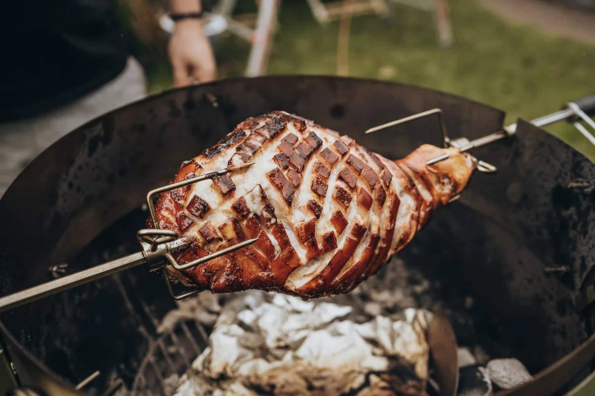 MOESTA-BBQ 10037 Rotisserie-Set für Smokin' PizzaRing - Elektrischer Spießdreher für Kugelgrill 57/60 cm, Batterie Motor